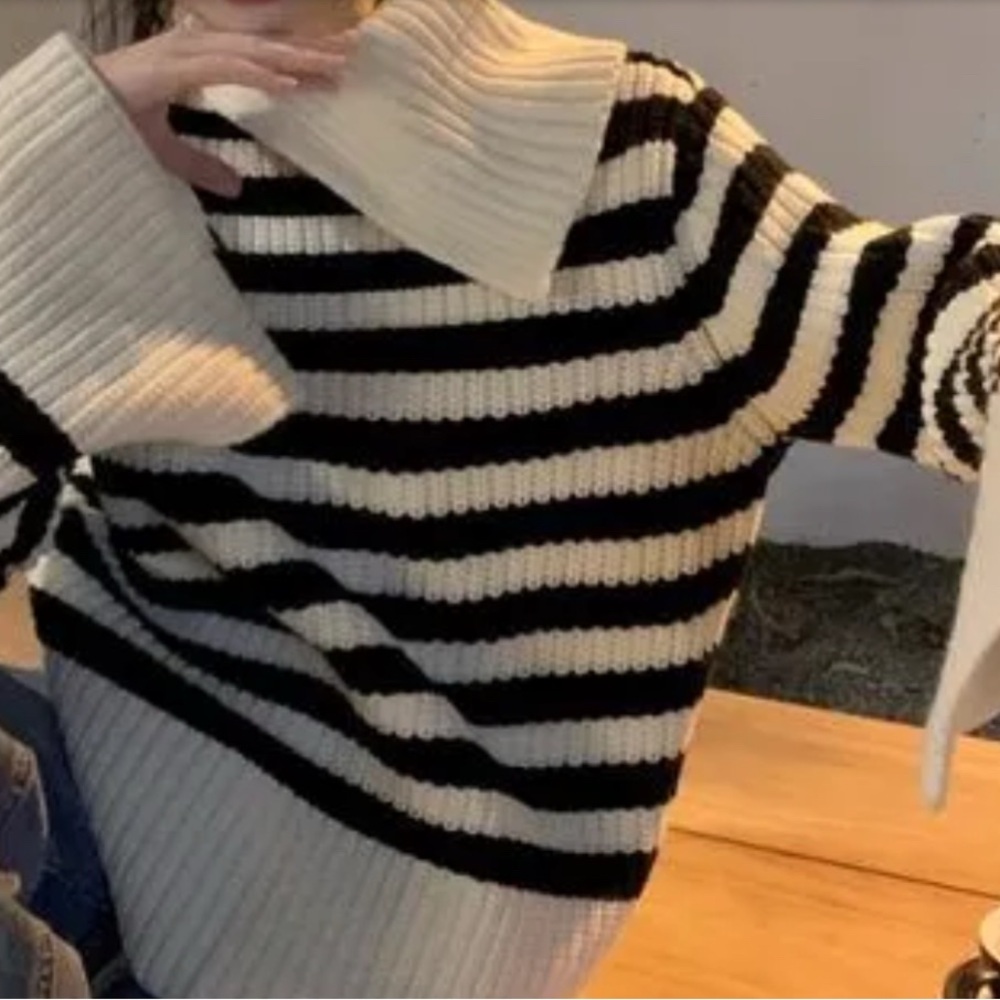 Cropped stripe open turtle neck long sleeve sweater no size label fits XS